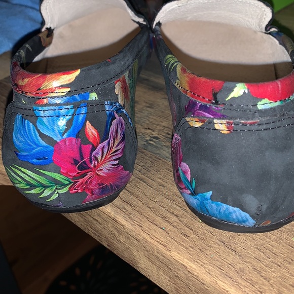 Floral Leather Loafers - Picture 4 of 4